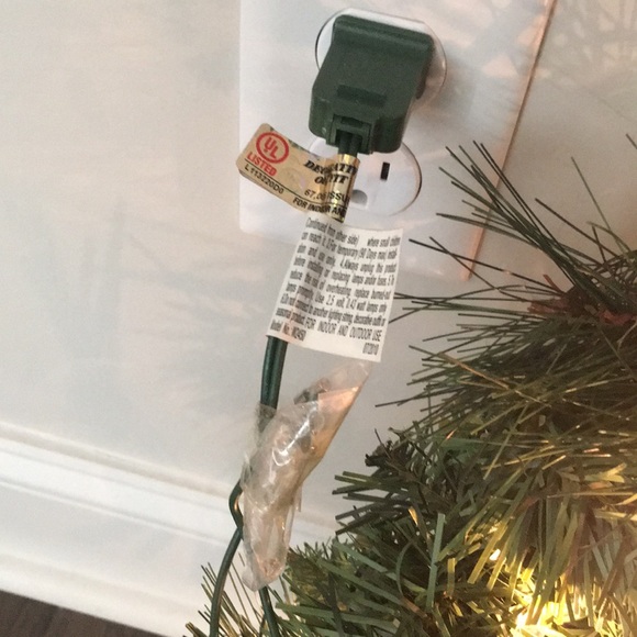 Pre Lit Christmas Wreath - Indoor or Outdoor 22” - Picture 5 of 5